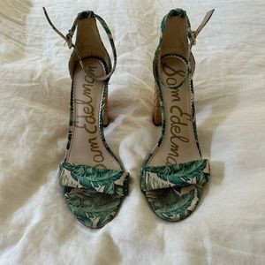 Bamboo chunk heel, palm print sandals.